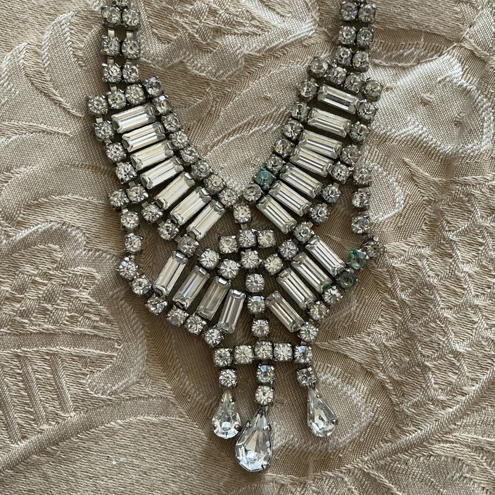 Elegant Silver Rhinestone Necklace